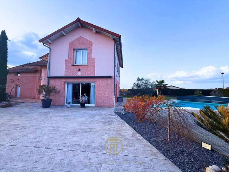 Maison - 239 m² - 9 pièces