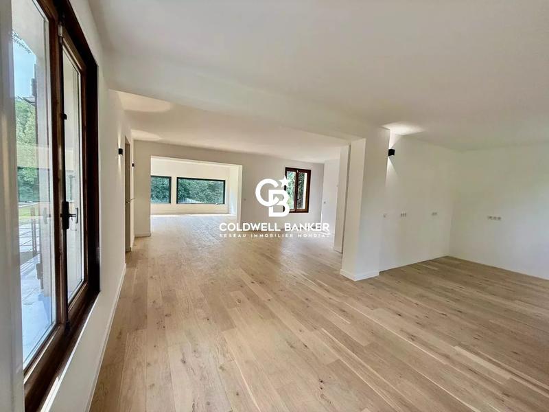 Maison - 220 m² - 7 pièces