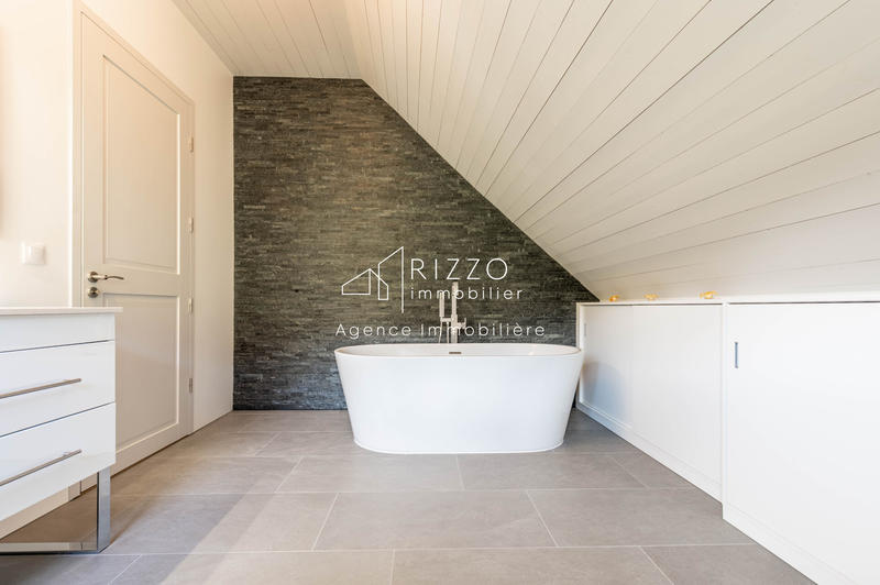 Maison - 202 m² - 8 pièces