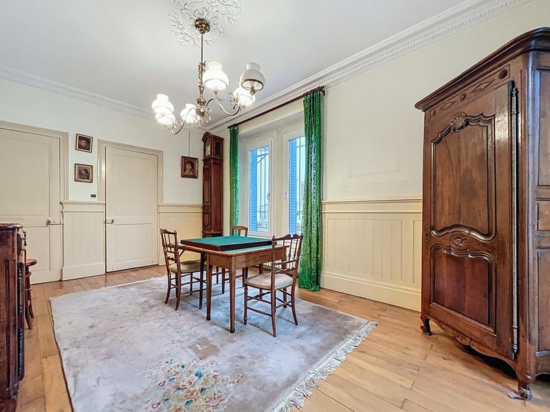 Maison - 261 m² - 8 pièces