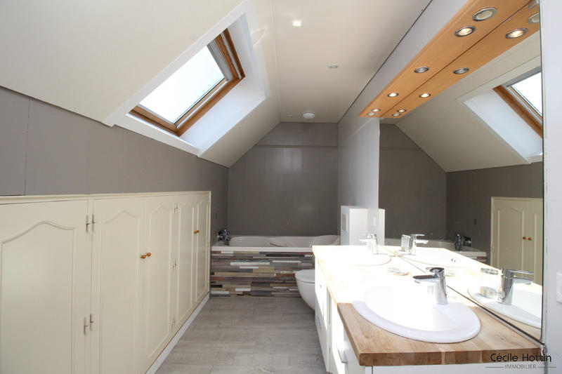 Maison - 240 m² - 8 pièces