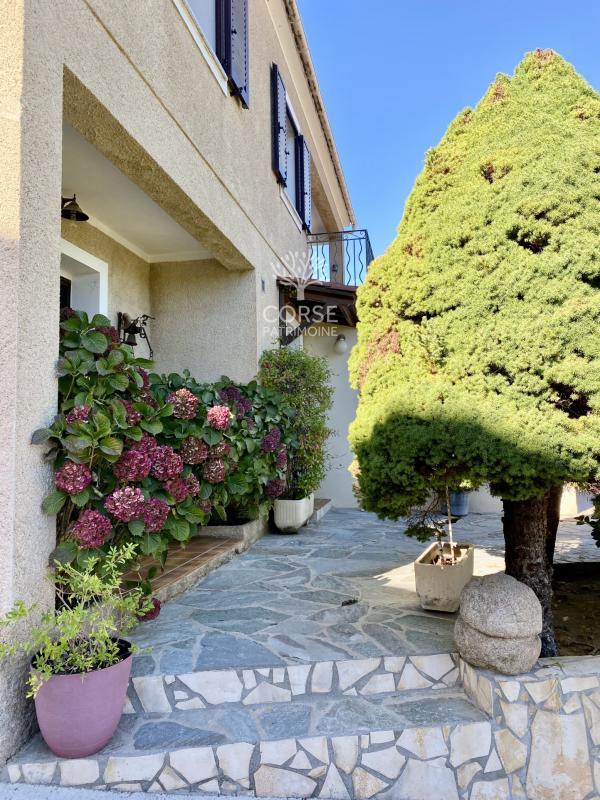 Maison - 202 m² - 7 pièces