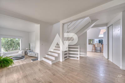 Maison - 337 m² - 8 pièces