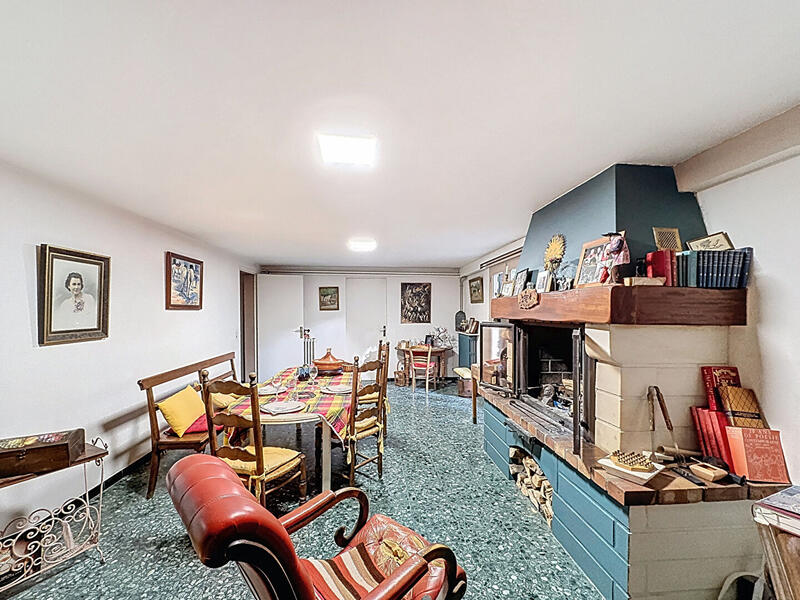 Maison - 220 m² - 6 pièces