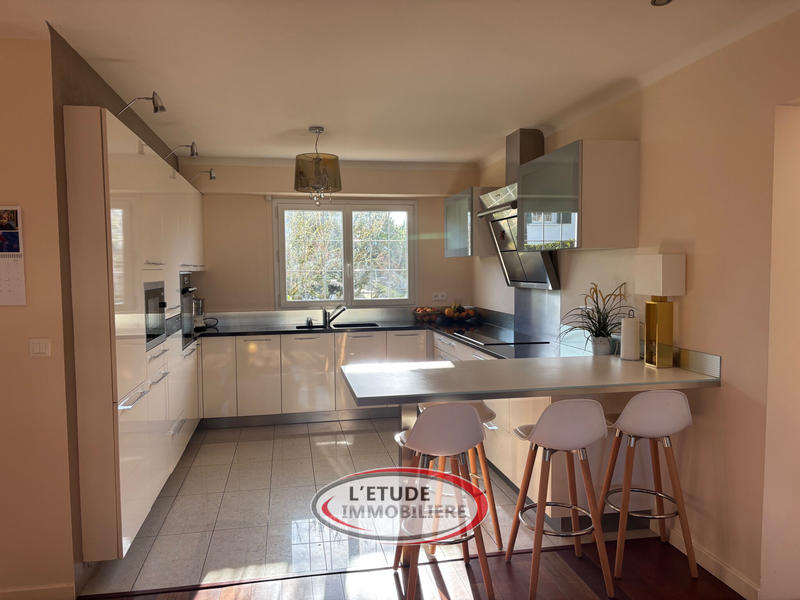 Maison - 246 m² - 11 pièces