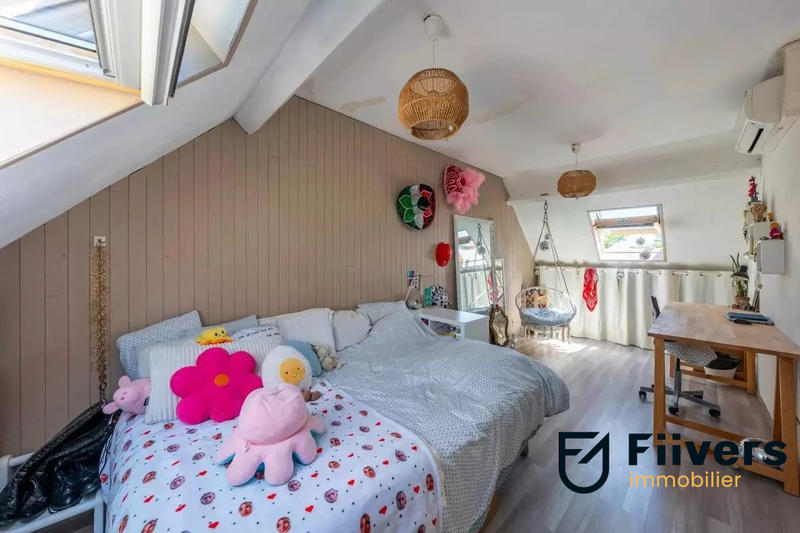 Maison - 239 m² - 8 pièces