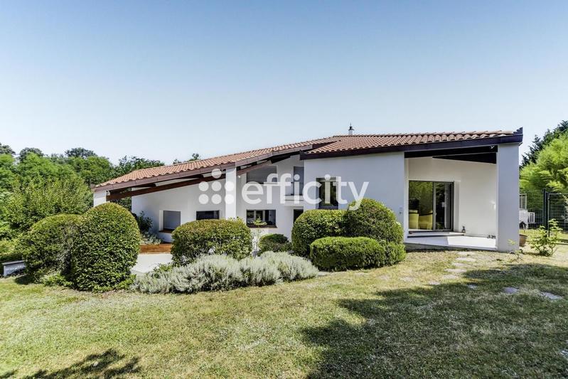 Maison - 393 m² - 10 pièces