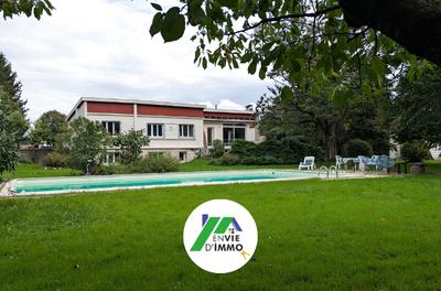 Maison - 202 m² - 8 pièces