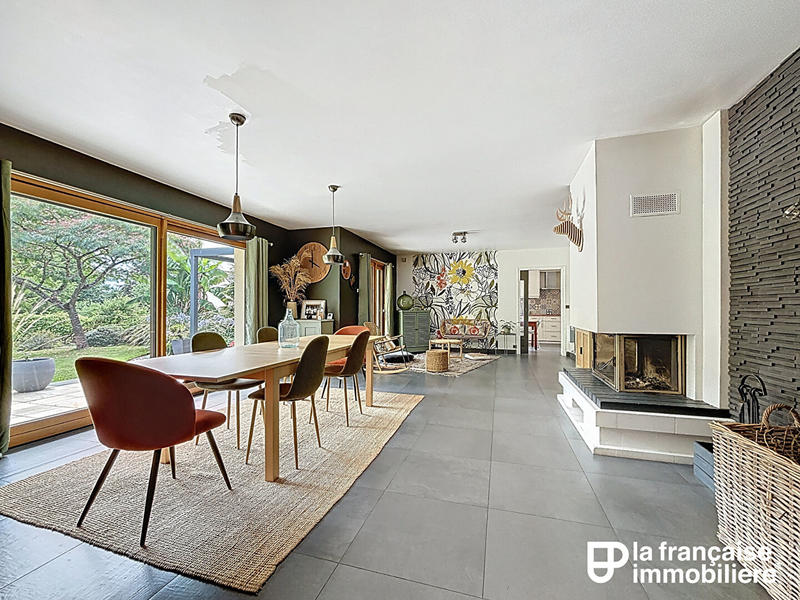 Maison - 230 m² - 8 pièces