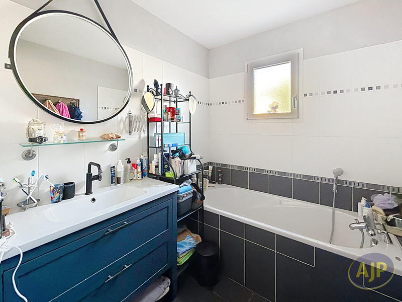 Maison - 99 m² - 5 pièces