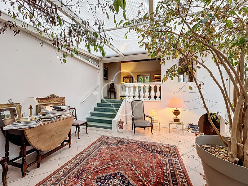 Maison - 230 m² - 8 pièces