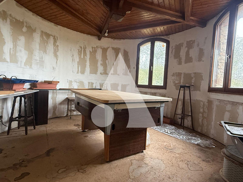 Maison - 222 m² - 7 pièces