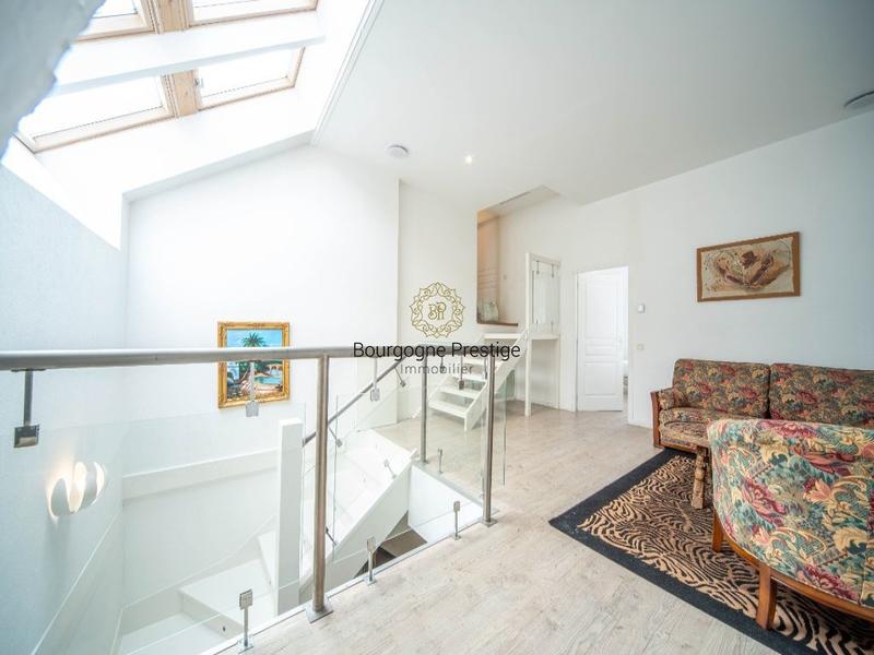 Propriété - 322 m² - 9 pièces