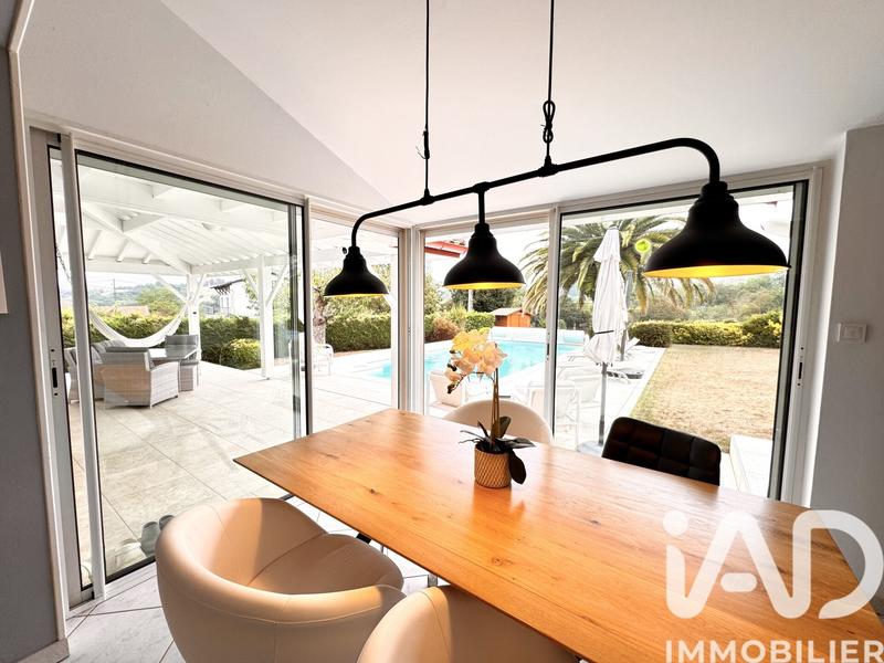 Maison - 202 m² - 6 pièces