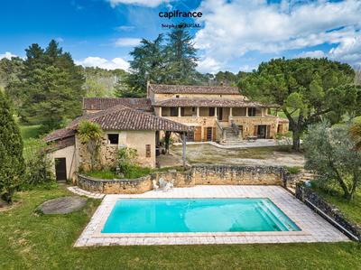 Propriété - 230 m² - 7 pièces