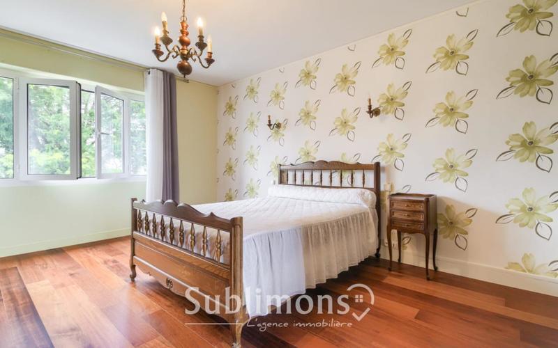 Maison traditionnelle - 230 m² - 7 pièces