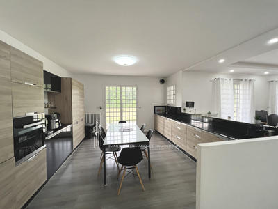 Propriété - 242 m² - 6 pièces