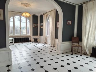 Maison - 291 m² - 12 pièces