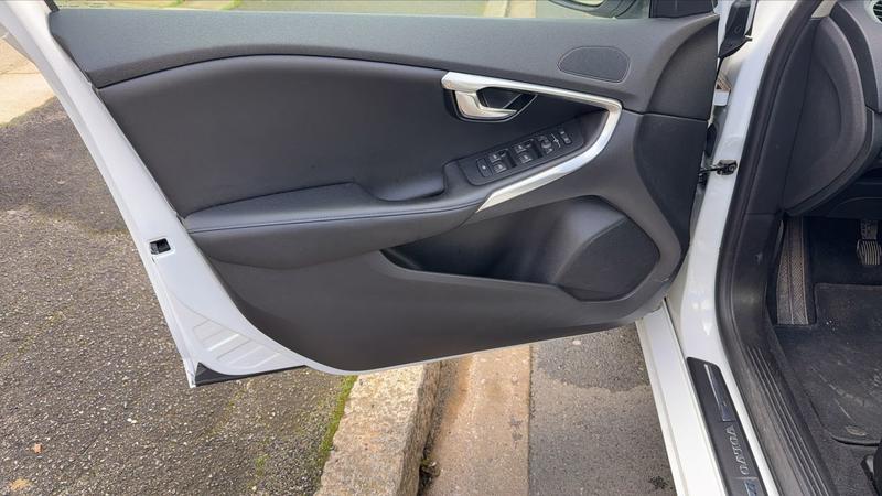 Volvo V40 II 2.0 T2 122 Signature Edition