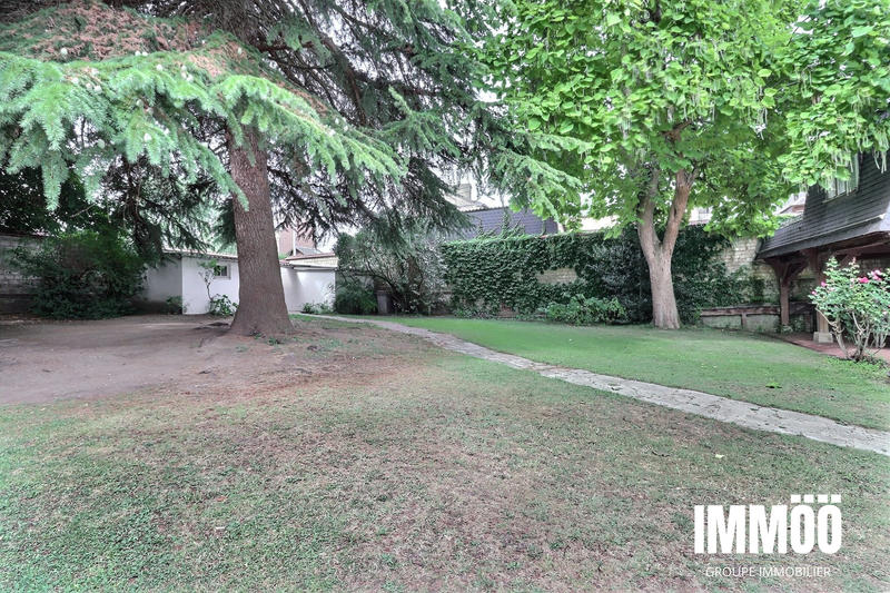 Maison - 225 m² - 10 pièces