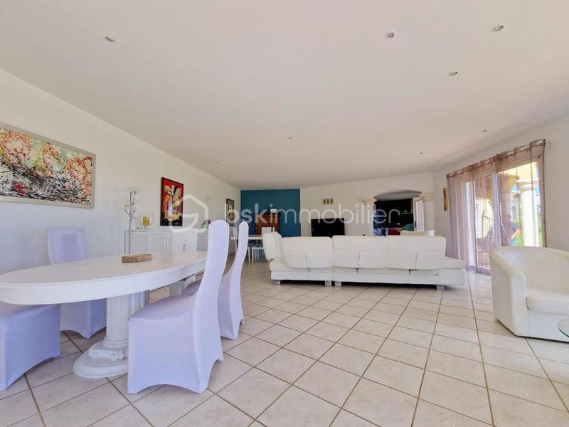 Villa - 202 m² - 9 pièces