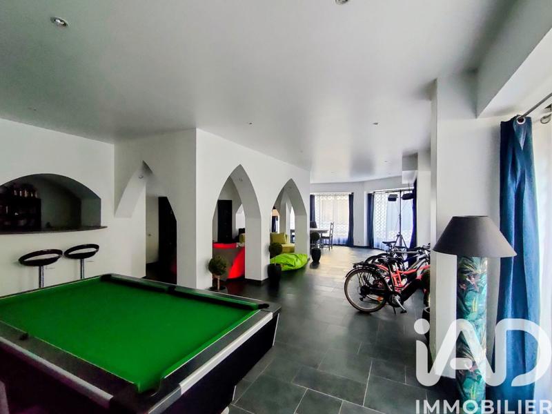 Maison - 285 m² - 9 pièces