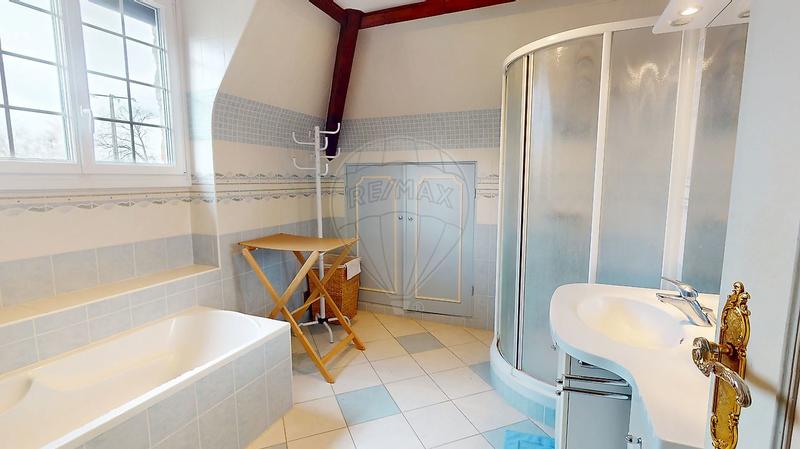 Maison - 233 m² - 8 pièces