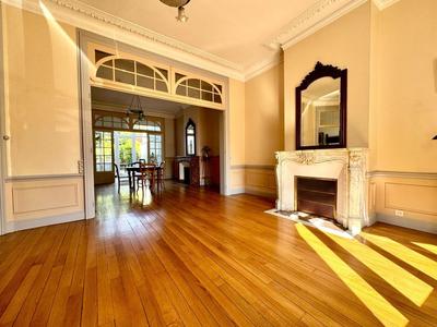 Maison - 220 m² - 7 pièces