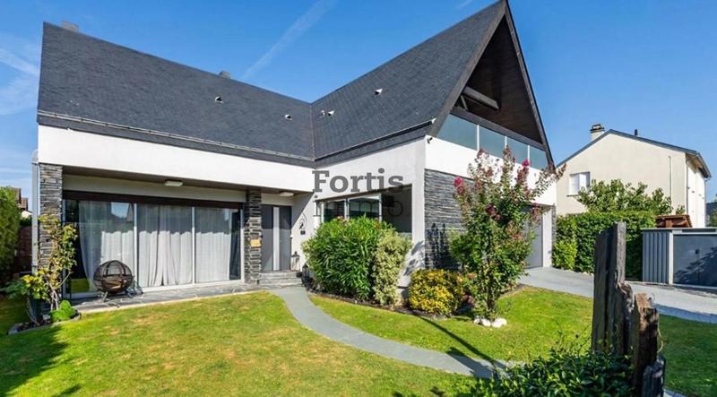 Maison - 226 m² - 9 pièces