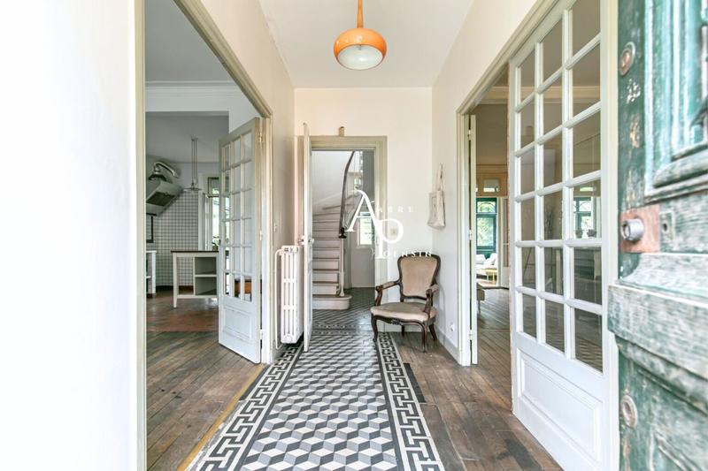 Maison - 247 m² - 10 pièces