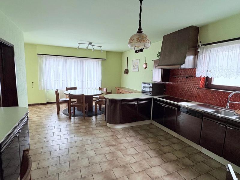 Maison - 250 m² - 6 pièces