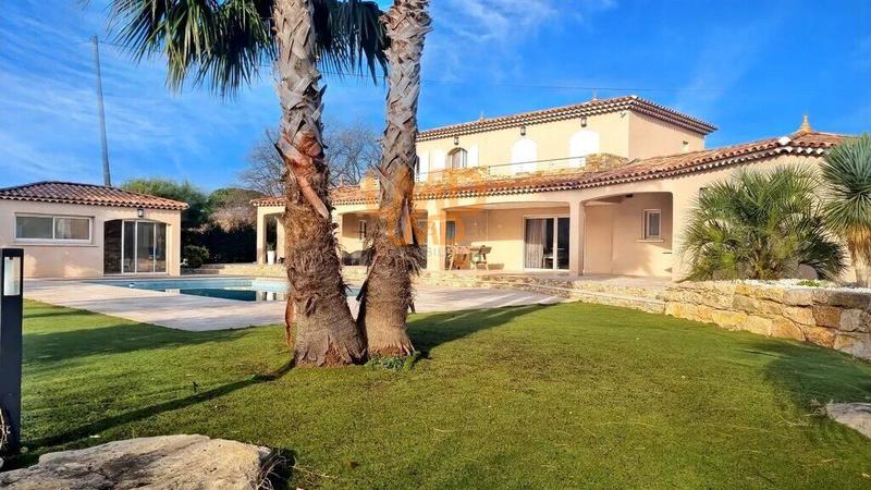 Propriété - 250 m² - 7 pièces