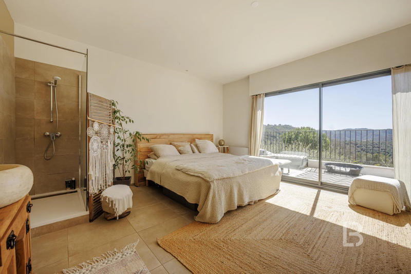 Maison - 260 m² - 8 pièces