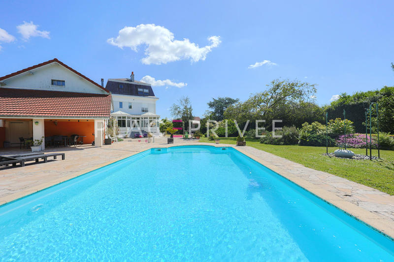 Maison - 320 m² - 10 pièces