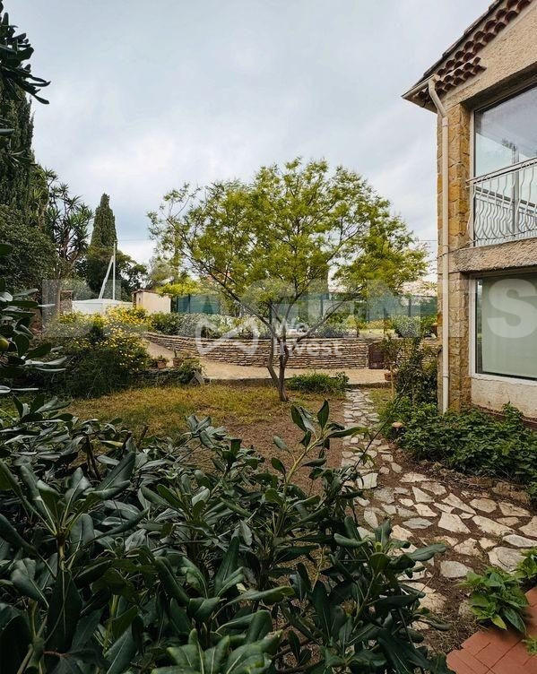 Maison - 235 m² - 8 pièces