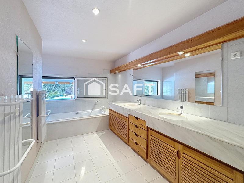 Maison - 251 m² - 10 pièces