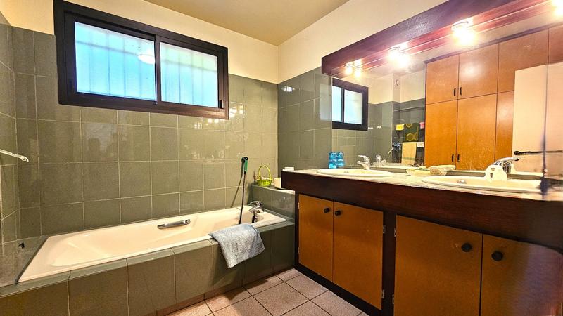 Maison - 220 m² - 10 pièces