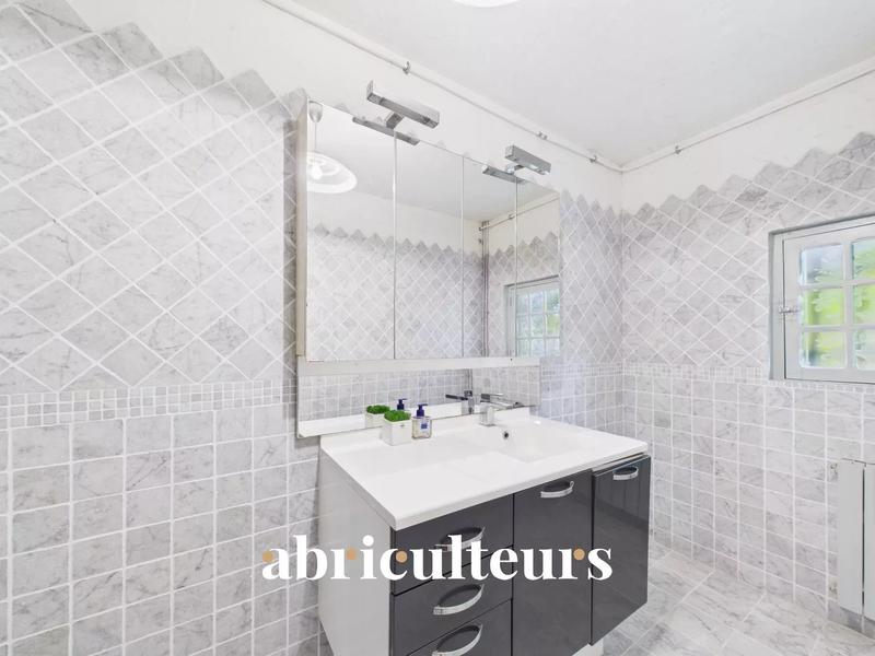 Maison - 233 m² - 7 pièces