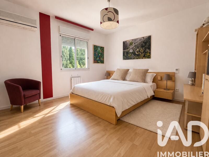 Maison - 230 m² - 9 pièces