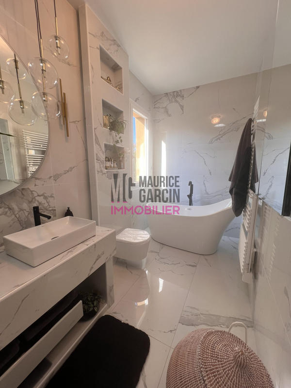 Maison - 210 m² - 7 pièces