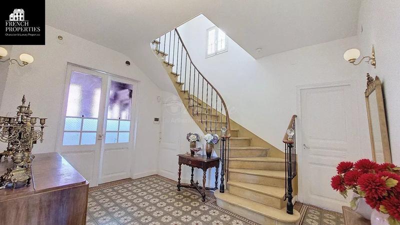 Maison - 300 m² - 11 pièces