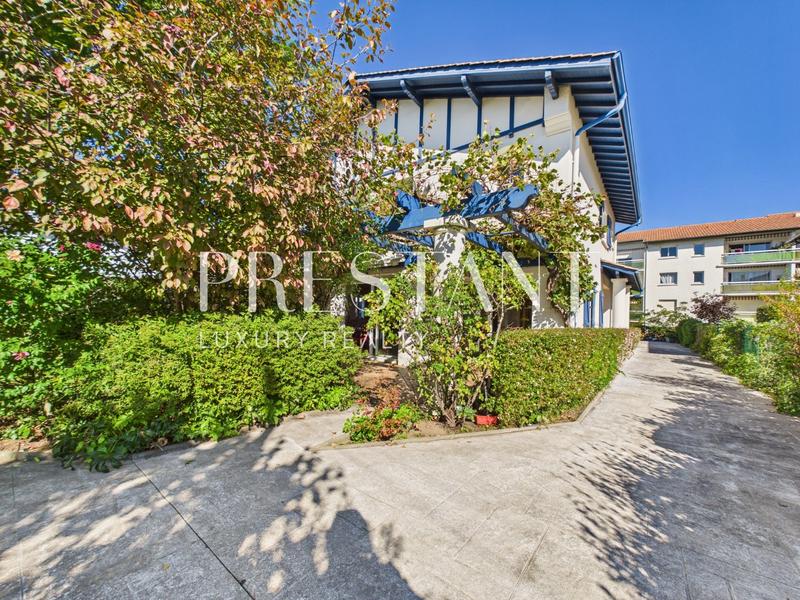 Maison - 230 m² - 6 pièces