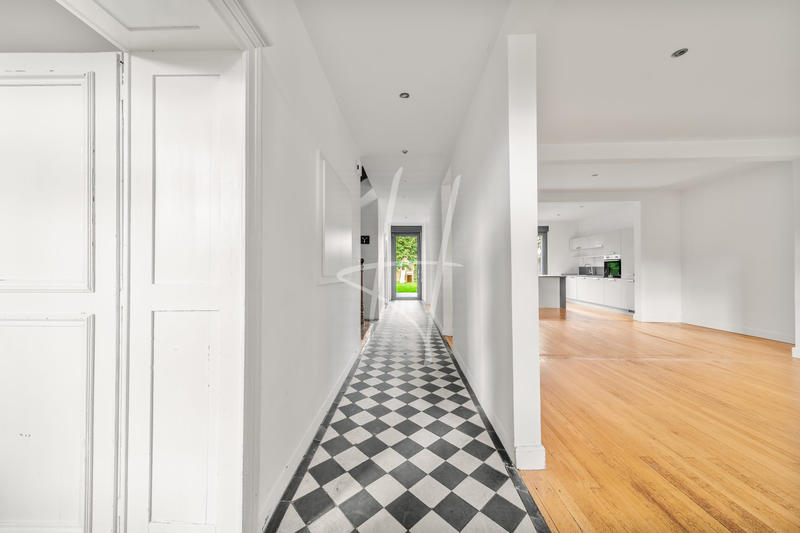 Maison - 220 m² - 9 pièces