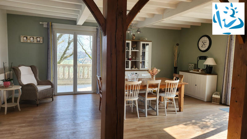 Maison - 280 m² - 8 pièces