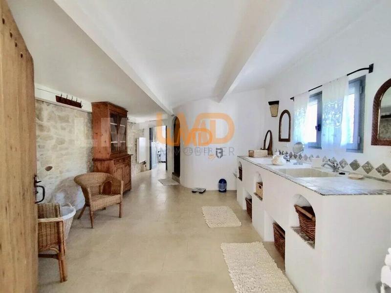 Maison - 300 m² - 11 pièces