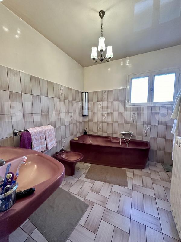 Maison - 220 m² - 10 pièces