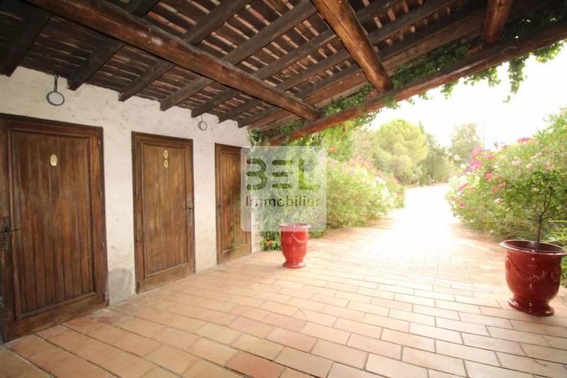 Propriété - 740 m² - 22 pièces