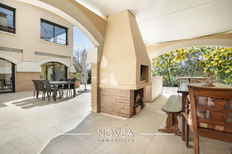 Maison - 242 m² - 10 pièces