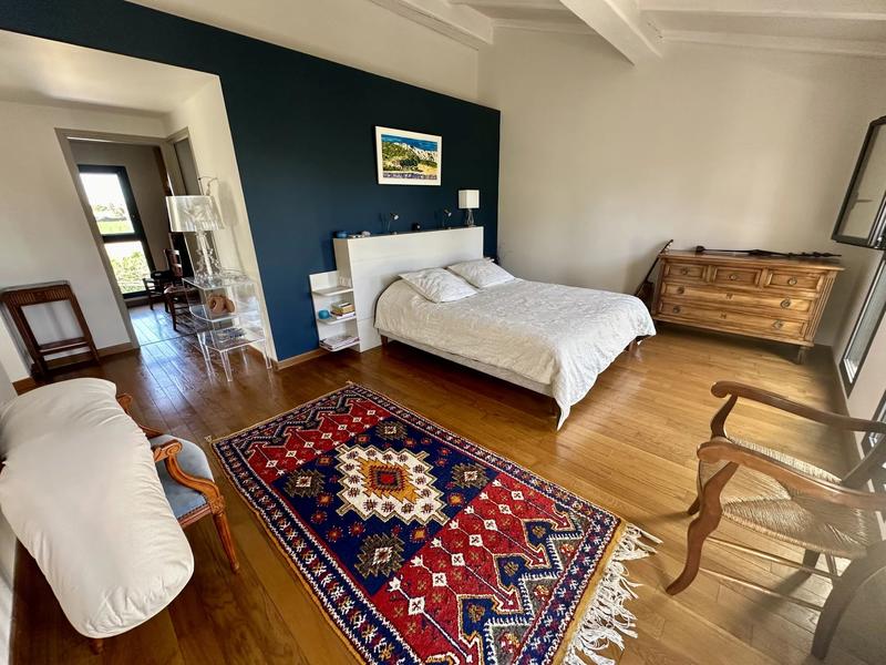 Propriété - 270 m² - 6 pièces