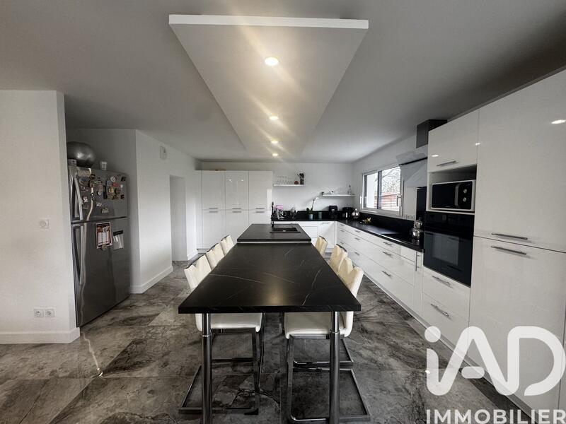 Maison - 203 m² - 6 pièces